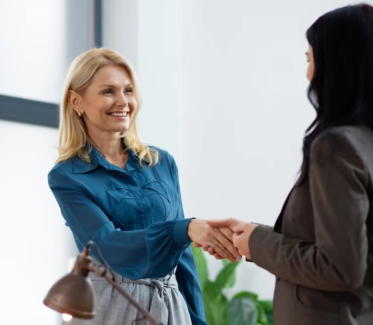 gros plan gens se serrant main