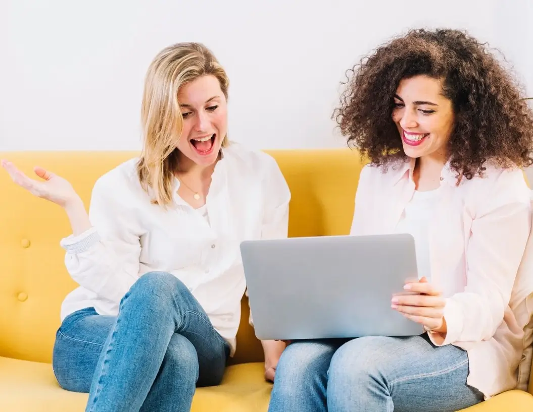 femmes gaies ordinateur portable canape